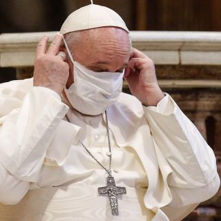 Papa Francisco recibe tratamiento médico y reduce su agenda