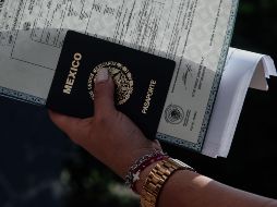 Los pasaportes varían en color según su tipo (ordinario, diplomático, oficial, entre otros) y esos colores suelen ser más una convención internacional o una forma de distinguir entre los diferentes tipos de documentos de viaje. EL INFORMADOR / ARCHIVO