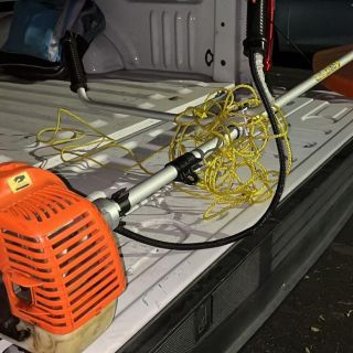 Hombre entra a secundaria y roba una desbrozadora