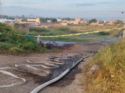 El personal de Protección Civil se encargó de eliminar riesgos juntos con trabajadores de Pemex, quienes también acudieron para contener el derrame. ESPECIAL / Protección Civil de Jalisco