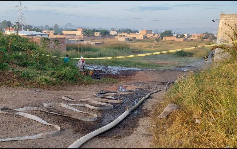 El personal de Protección Civil se encargó de eliminar riesgos juntos con trabajadores de Pemex, quienes también acudieron para contener el derrame. ESPECIAL / Protección Civil de Jalisco