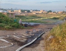 El personal de Protección Civil se encargó de eliminar riesgos juntos con trabajadores de Pemex, quienes también acudieron para contener el derrame. ESPECIAL / Protección Civil de Jalisco