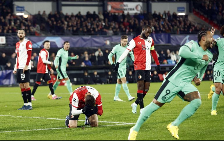 El centrodelantero mexicano terminó anotando un gol en propia puerta. EFE/ S. DER WAL