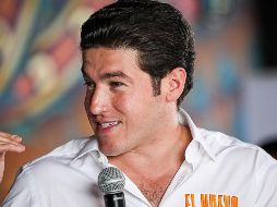 En un video difundido en redes sociales, el emecista compartió la noticia mostrando el momento en que firma documentos. EL INFORMADOR/  H. Figueroa.