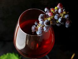 Un equipo de investigadores de la Universidad de California apuntan a un culpable por los dolores de cabeza tras beber vino. ESPECIAL/ Unsplash