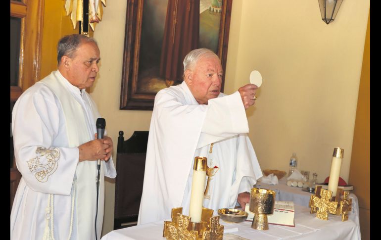 Sacerdote José Gálvez y el cardenal Juan Sandoval. GENTE BIEN/ SANTIAGO LÓPEZ CUEVAS