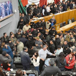 Revientan sesión y eligen a interino en Nuevo León