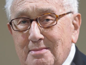 Le sobreviven al Dr. Kissinger su esposa durante casi 50 años, Nancy Maginnes Kissinger, dos hijos de su primer matrimonio, David y Elizabeth, y cinco nietos. EFE