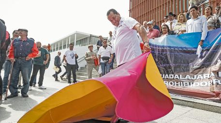 Durante la manifestación, que se llevó a cabo afuera de Ciudad Judicial, algunos inconformes por la suspensión de las corridas de toros aprovecharon para mostrar la destreza con la que manejan el capote. EL INFORMADOR/ H. Figueroa