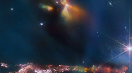 La NASA detalla, que la emisión infrarroja de los flujos de la estrella penetra el gas y el polvo que los oscurecen. ESPECIAL / NASA