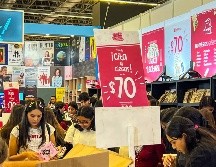Luis Enrique González, quien labora en el stand de Cita a Ciegas, explica que éste es un concepto innovador con el que se busca fomentar la lectura “y cambiar un poco la forma en la que la gente compra libros. EL INFORMADOR / A. Navarro