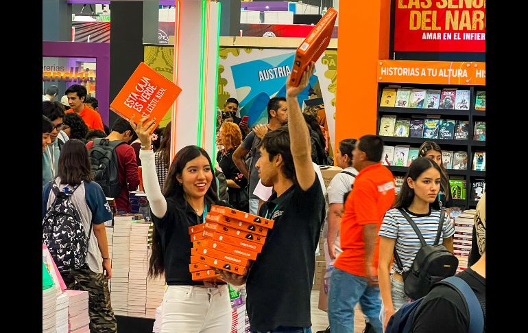 Luis Enrique González, quien labora en el stand de Cita a Ciegas, explica que éste es un concepto innovador con el que se busca fomentar la lectura “y cambiar un poco la forma en la que la gente compra libros. EL INFORMADOR / A. Navarro