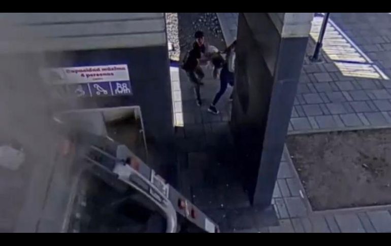 Un vehículo se impacta en estación de Mi macro, Zapopan. ESPECIAL/ CAPTURA