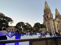 El año pasado la pista de hielo formó parte del festival de Navidad del Ayuntamiento de Guadalajara y se instaló, justamente, a un costado de la presidencia municipal; siendo el deleite de chicos y grandes. EL INFORMADOR / ARCHIVO