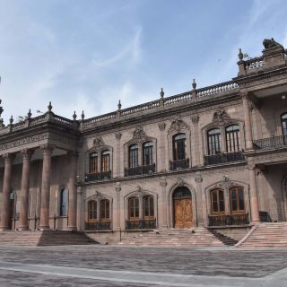 ¡Inédito! Nuevo León amaneció con dos gobernadores