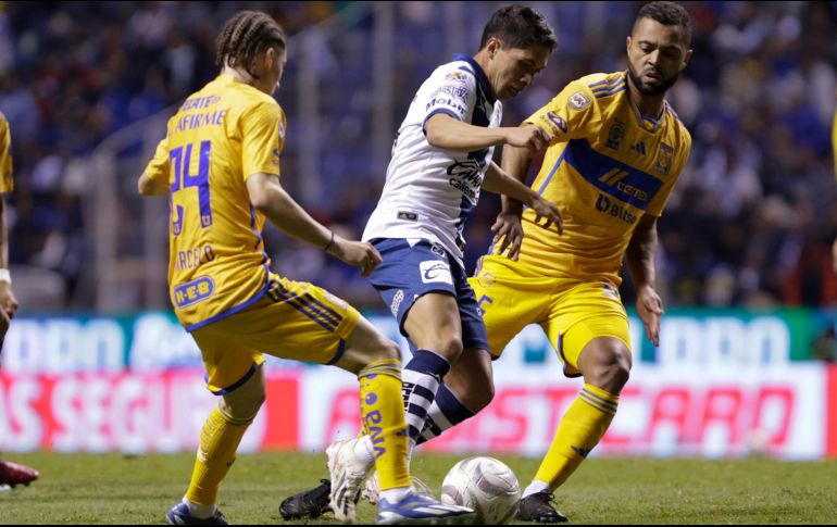 En un partido no tan vistoso, el duelo de ida entre Puebla y Tigres dejó un marcador igualado de 2-2. IMAGO7