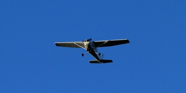 Estados Unidos: Avioneta se estrella contra un vehículo en una ...