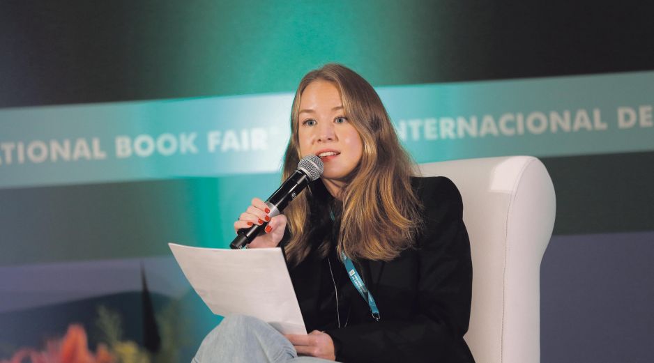 La periodista rusa Inna Afigenova dio una conferencia en la FIL 2023. CORTESÍA