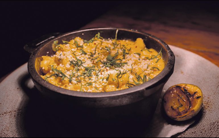 Platillos como los esquites ofrecen una nueva faceta en los fogones de Micaela, Mar y Leña. CORTESÍA