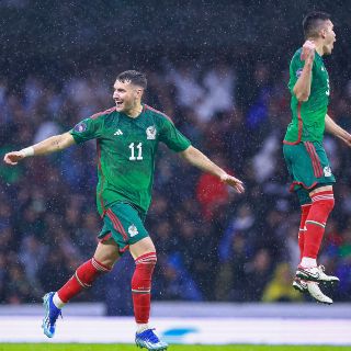 Santiago Giménez alcanza la marca de goles de "Chucky" Lozano en la Eredivisie