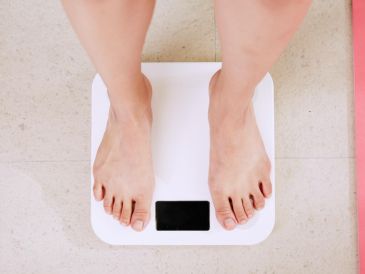 Si deseas perder peso, lo mejor es que primera acudas con un especialista que te proporcione una dieta ajustada a tu estilo de vida. Unsplash.