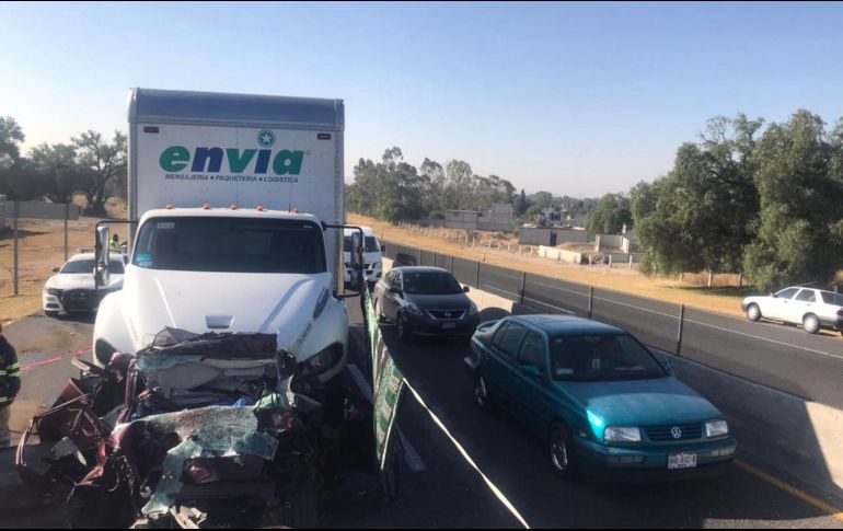 El accidente ocasionó el cierre parcial de la vía de comunicación y una fuerte movilización de cuerpos. EL INFORMADOR/ ARCHIVO.