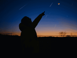 Es de las lluvias de estrellas más abundantes, con hasta 150 meteoros por hora. CANVA