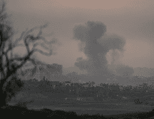 Tras haber sido bombardeada por Israel, una nube de humo se levanta sobre la franja de Gaza. AP