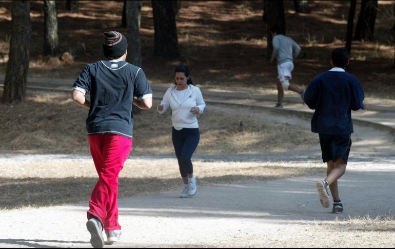Es necesario proteger el cuerpo de las bajas temperaturas, especialmente pies, manos y cabeza. EL INFORMADOR/Archivo