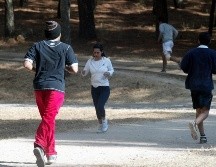 Es necesario proteger el cuerpo de las bajas temperaturas, especialmente pies, manos y cabeza. EL INFORMADOR/Archivo