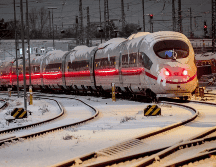 Otras dos personas perdieron la vida en una colisión entre un auto y un camión articulado en la autopista A8 en la Alta Baviera. AP /  M. Probst