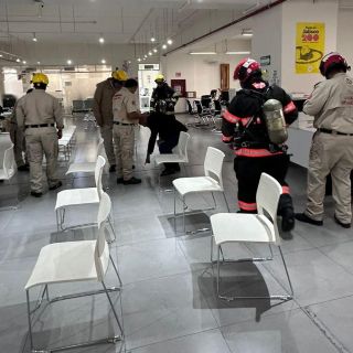 Evacuan a trabajadores y visitantes del Mercado Corona