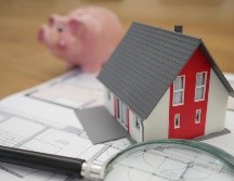 Al rentar una casa, estás acordando alquilarla por un tiempo específico y pagar una cantidad mensual conocida como renta. Unsplash
