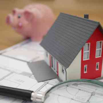 Alquilar una casa implica arrendarla por un tiempo específico a cambio de un pago mensual conocido como renta. Unsplash