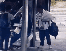 Se capta en cámaras de seguridad a 4 varones participando en un asalto. CAPTURA