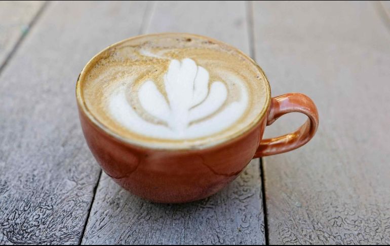 Esta bebida es una de las más populares para combatir el frío, por lo que su consumo aumenta en estas fechas. EFE/Jeffrey Arguedas