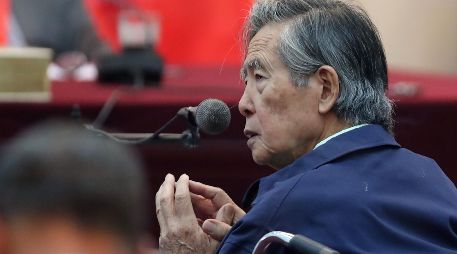 Al momento de abandonar la prisión, el expresidente lucía una mascarilla y, al salir por la puerta, abrazó a su hija, Keiko Fujimori, quien lidera el partido Fuerza Popular, así como a su hijo Kenji. EFE / ARCHIVO