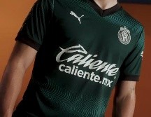 El color verde aparece en una tonalidad oscura que muestra detalles como líneas onduladas que atraviesan la prenda de forma horizontal. Así es el nuevo jersey de Chivas. ESPECIAL / Chivas
