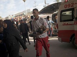 Un bebé herido por un ataque israelí llega al hospital Nasser, en Jan Yunis. Sólo 14 de los 36 hospitales de Gaza siguen en funcionamiento, y únicamente dos de ellos están en la parte norte. EFE/H. Imad