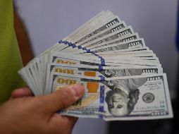 El superpeso inicia el que es su mejor día de la semana entre los operadores del mercado, impulsado por la expectativa de que las tasas de interés en Estados Unidos comiencen a bajar en 2024. AFP / ARCHIVO