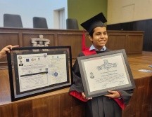 Este viernes, Ian recibió su título de licenciatura a manos del rector del CUCEI Antonio Cisneros, en un evento exclusivo al que asistieron también su familia y sus mejores amigos. EL INFORMADOR / J. Díaz