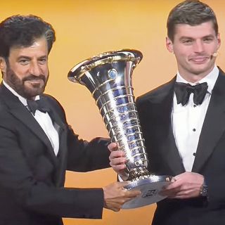 Max Verstappen recibe el campeonato de F1