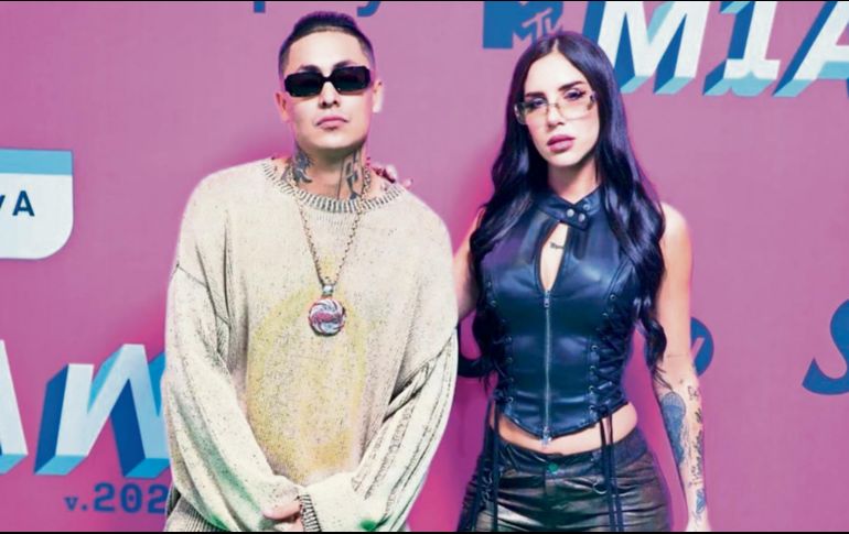 Alemán posa junto a su novia Akasha. EL UNIVERSAL