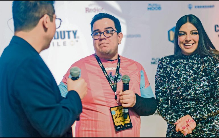 (Al centro) Leonel Fernández, quien va por el campeonato de “Call of Duty: Mobile”. CORTESÍA