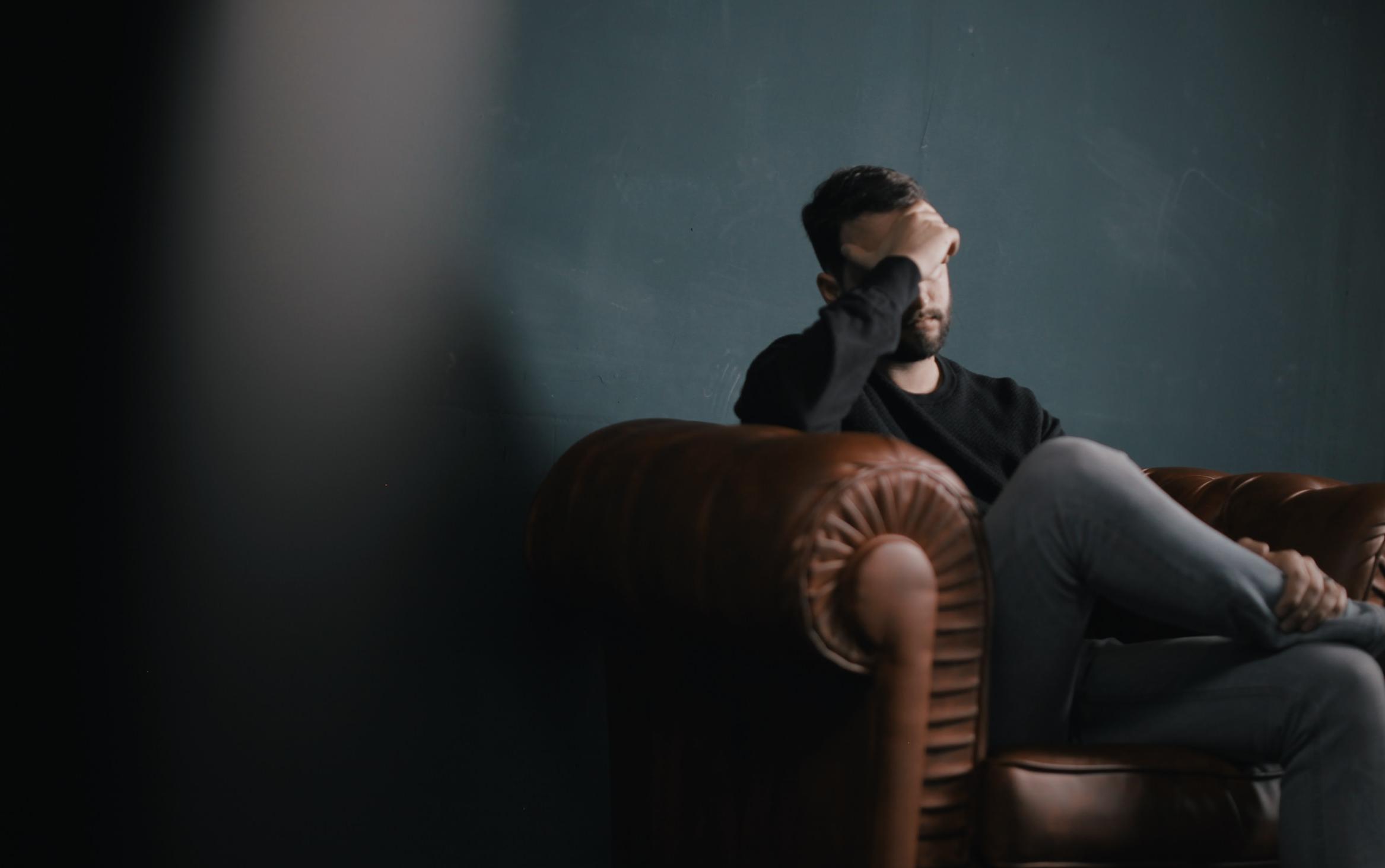 Alrededor de la mitad de las personas de estas generaciones viven con su cheque al día, revela una encuesta de Deloitte. ESPECIAL / Foto de Nik Shuliahin en Unsplash