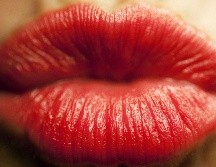 El hábito de morder o lamer constantemente los labios para lubricarlos aumenta la resequedad. AFP / ARCHIVO