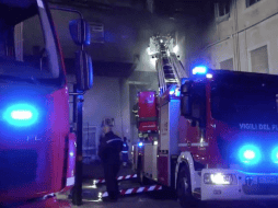 Policías y bomberos trabajaron durante la noche para desalojar a los 193 pacientes. X/@AxarquiaPlus