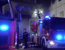 Policías y bomberos trabajaron durante la noche para desalojar a los 193 pacientes. X/@AxarquiaPlus