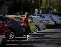 Pese a los esfuerzos de diferentes gobiernos para reducir la presencia de apartalugares en la ciudad, estos continúan abusando de la población en diversas zonas como el Centro, colonia Americana y Chapalita. EL INFORMADOR/Archivo