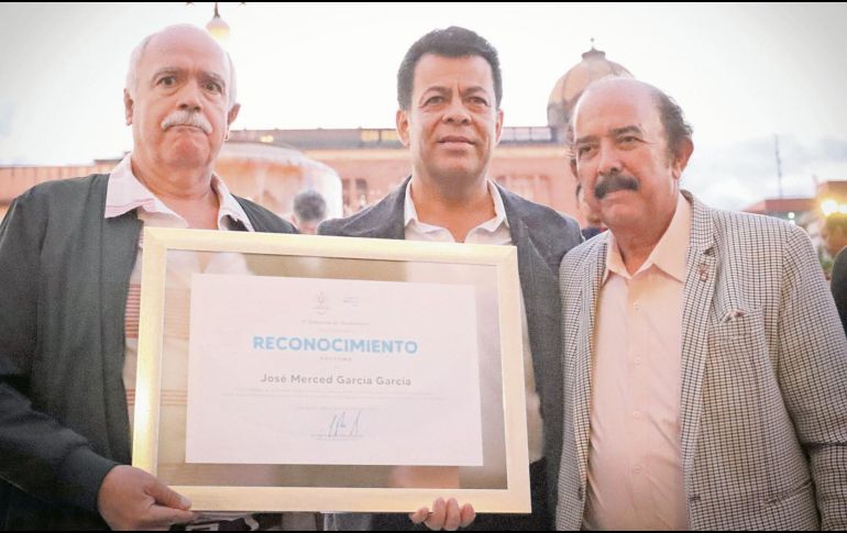 Francisco Ramírez Salcido, presidente municipal interino de Guadalajara, entrega el reconocimiento a los familiares del músico. ESPECIAL